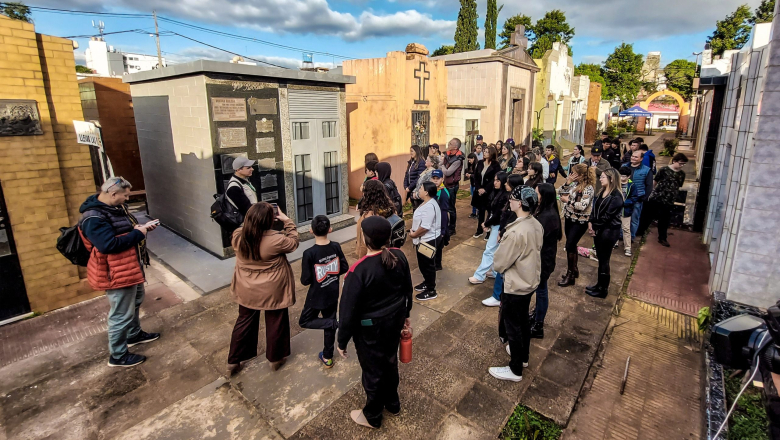 Encarnación revive su historia entre lápidas: éxito del paseo de necrópolis 2025
