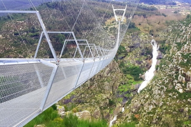 Estrenan el puente peatonal colgante más largo del mundo